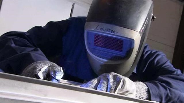 Technicien de maintenance inspectant l'échangeur soudé