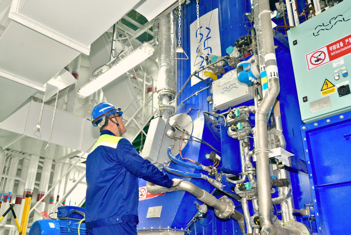 methanol-dual-fuel-ship-male-female-engineer-onboard-1.png.jpg