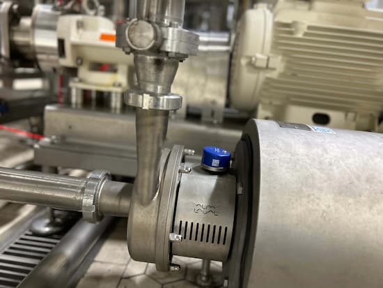 boitier Condition monitoring CM sur une pompe hygienique de l'embouteilleur ritvic  